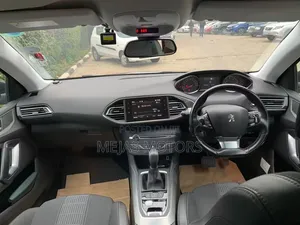 Peugeot 208 2018 Red