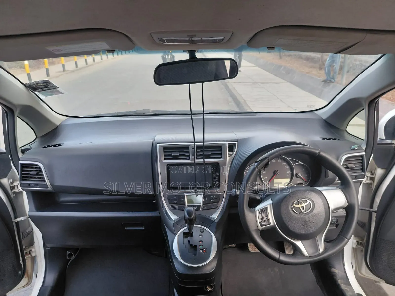 Toyota Ractis 1.5 FWD 2012 White