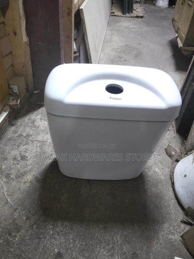 Close Coupled Cistern With a Bend