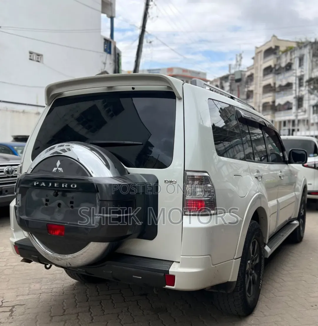 Mitsubishi Pajero 2011 White