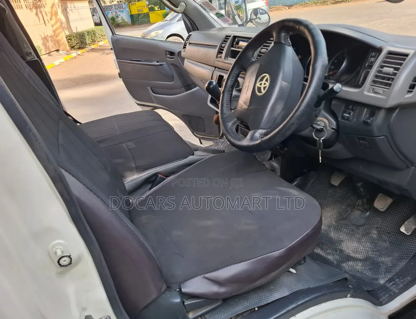 Toyota HiAce 2011 White