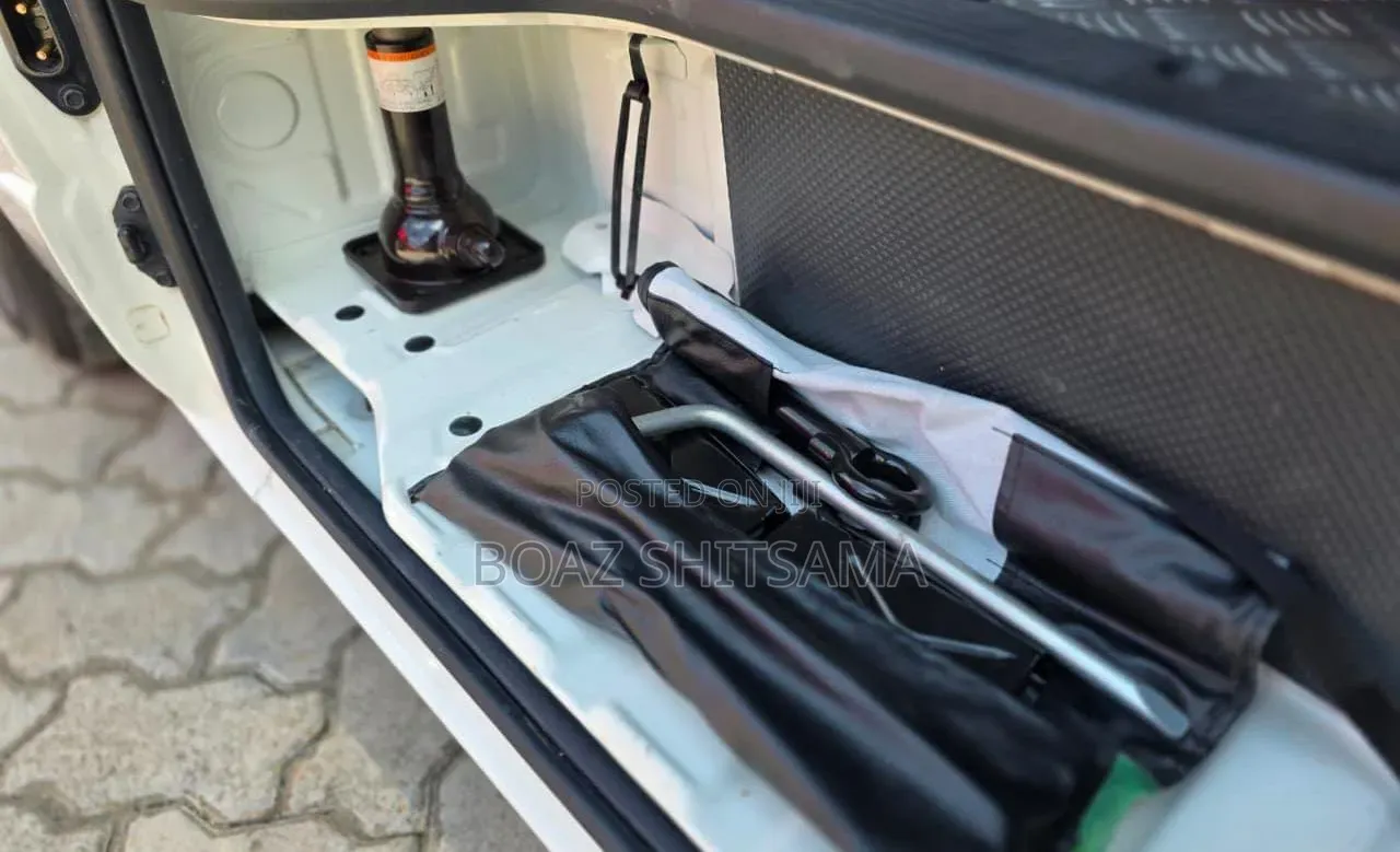 Toyota HiAce 2019 White