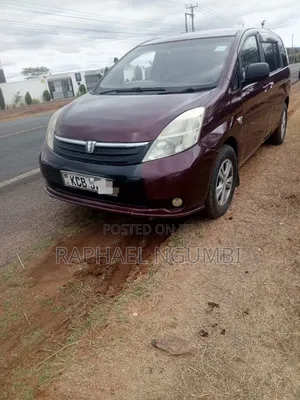 Toyota ISIS 2007 Maroon
