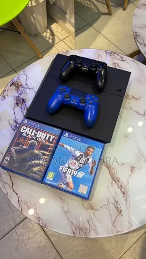 PS4 Standard + 2 Controllers + 7 Games