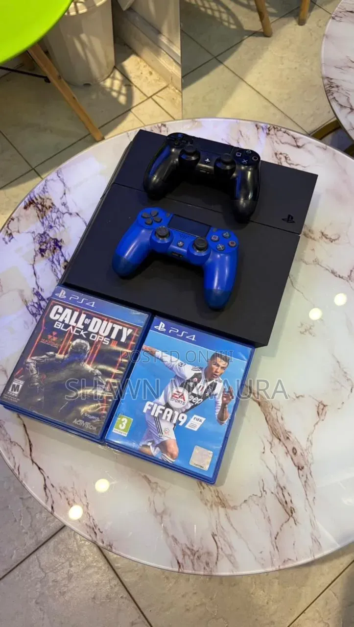 PS4 Standard + 2 Controllers + 7 Games