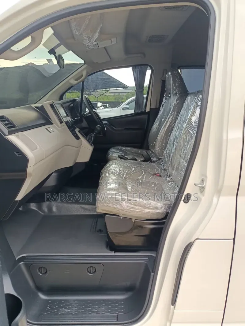 Toyota HiAce 2019 Yellow