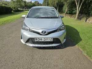 Toyota Vitz 2013 Silver