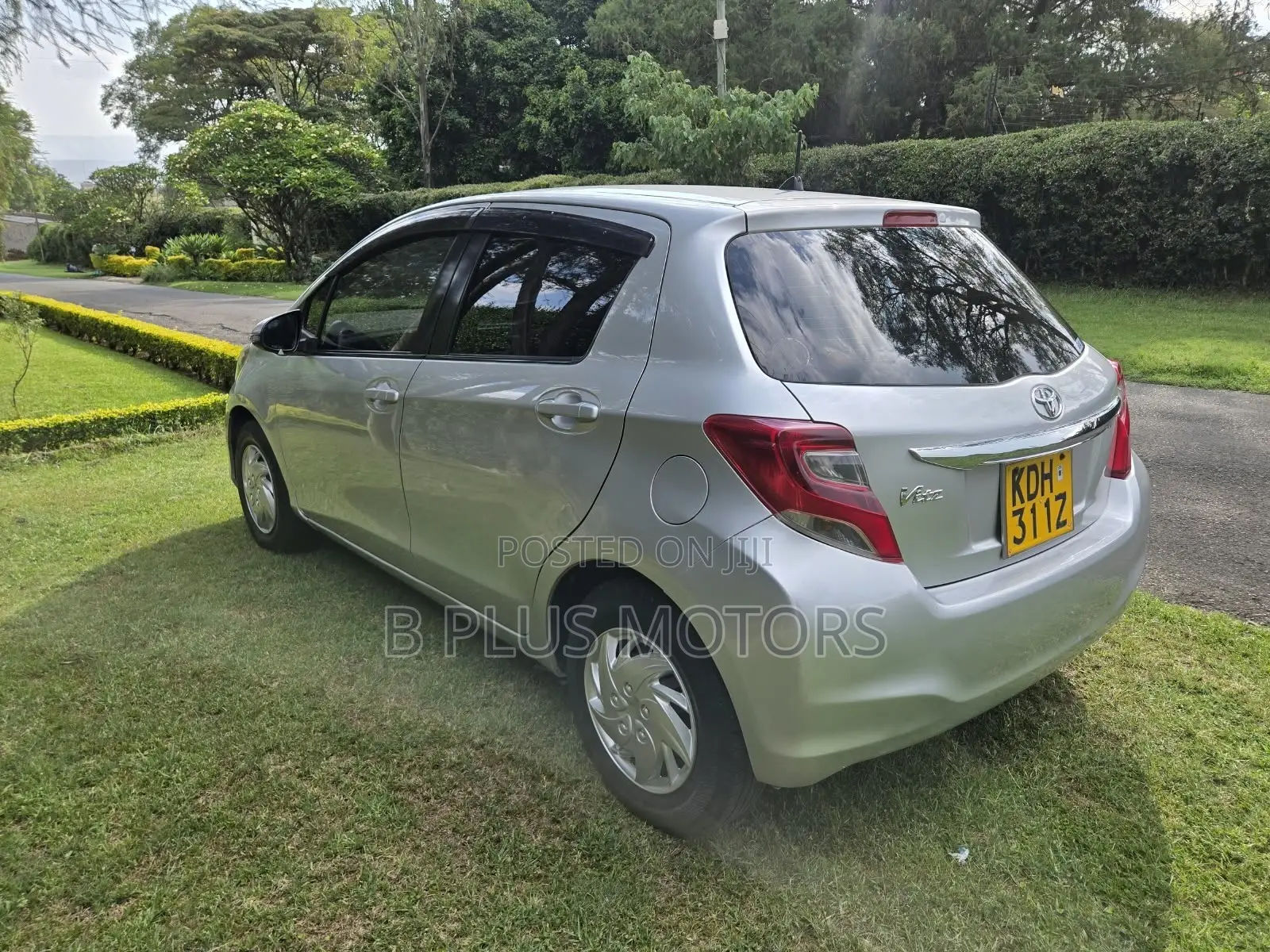 Toyota Vitz 2013 Silver