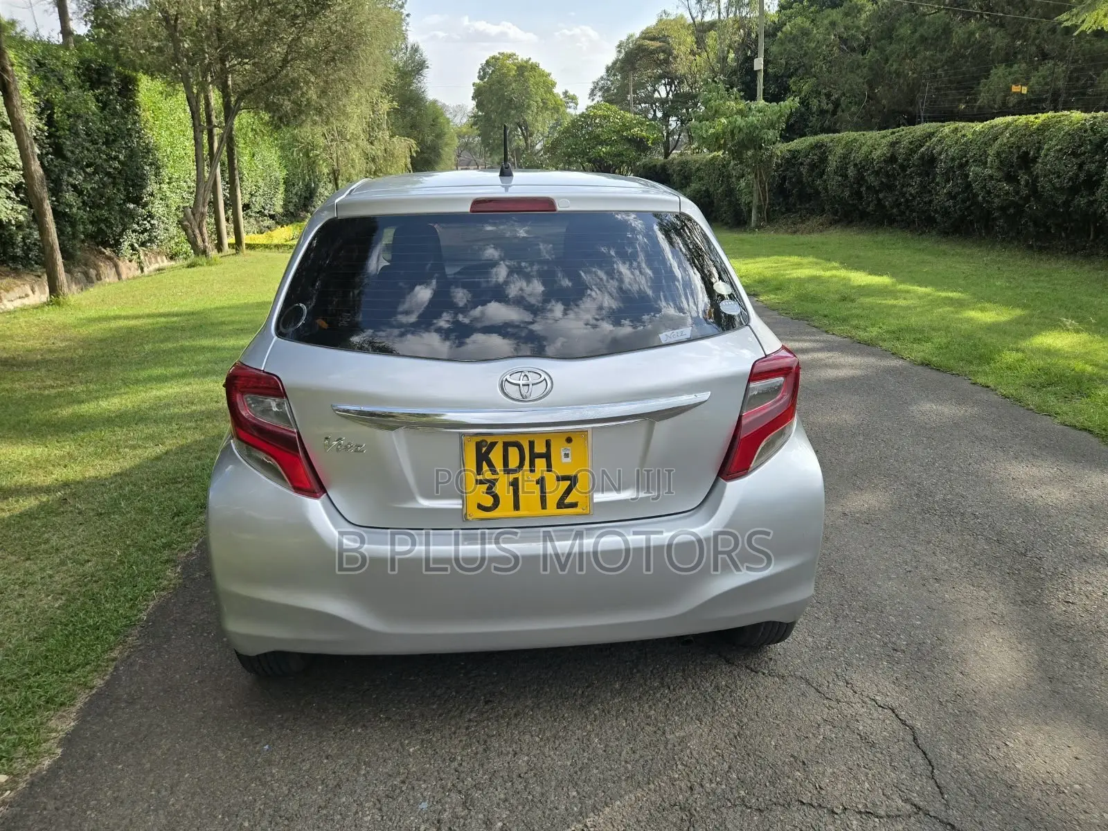 Toyota Vitz 2013 Silver