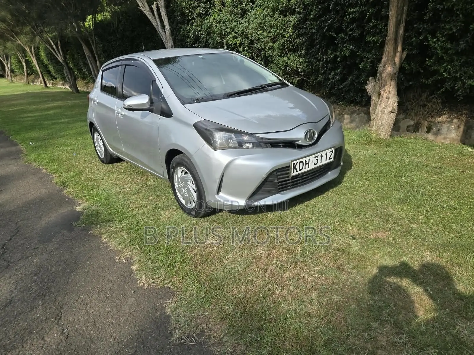 Toyota Vitz 2013 Silver
