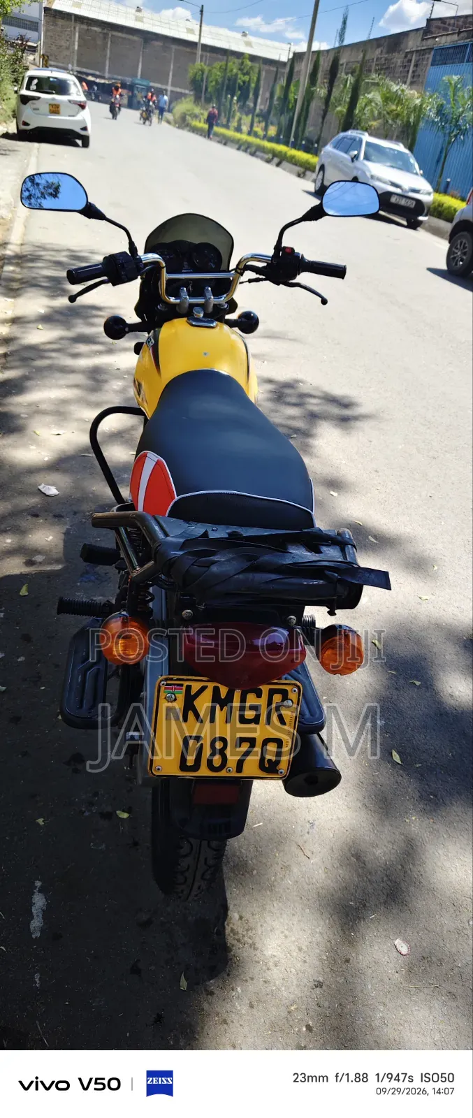Bajaj Boxer 150 UG 2026 Yellow