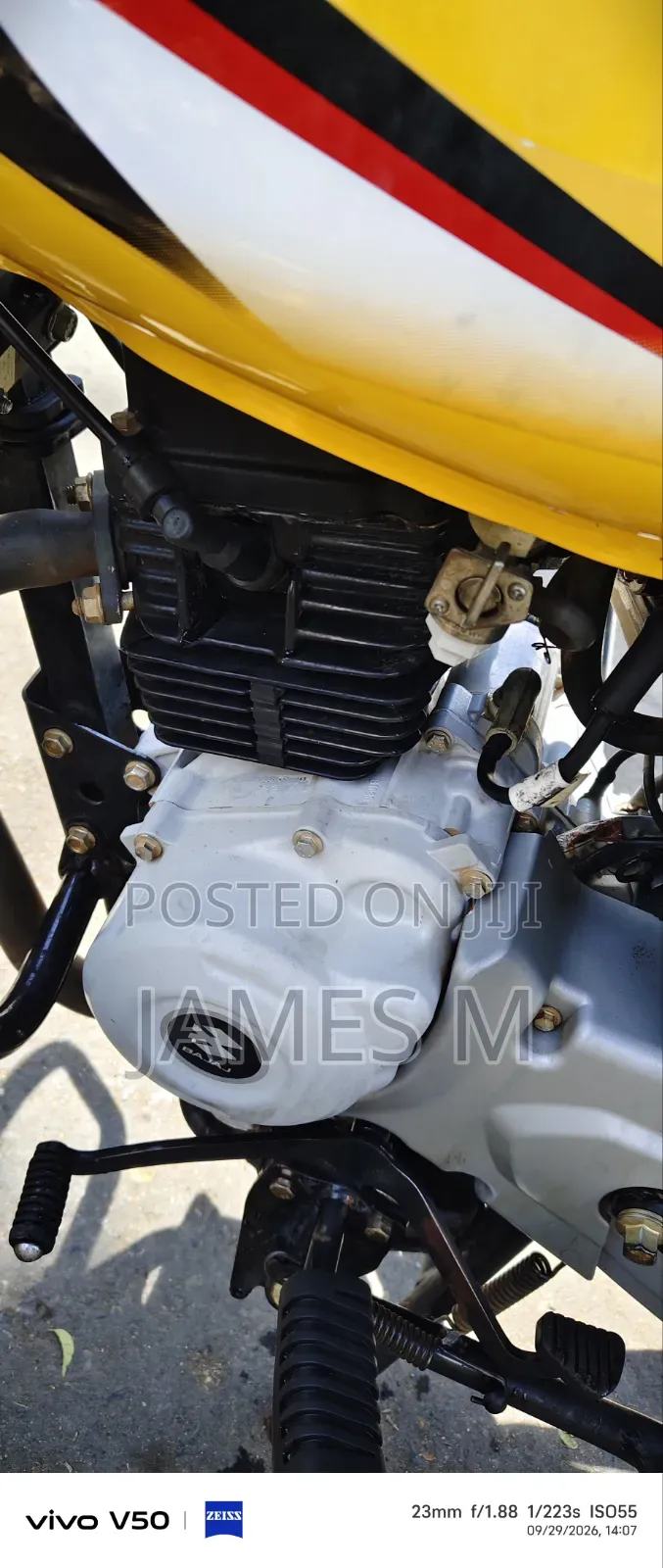 Bajaj Boxer 150 UG 2026 Yellow