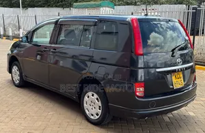 Toyota ISIS 2010 Black
