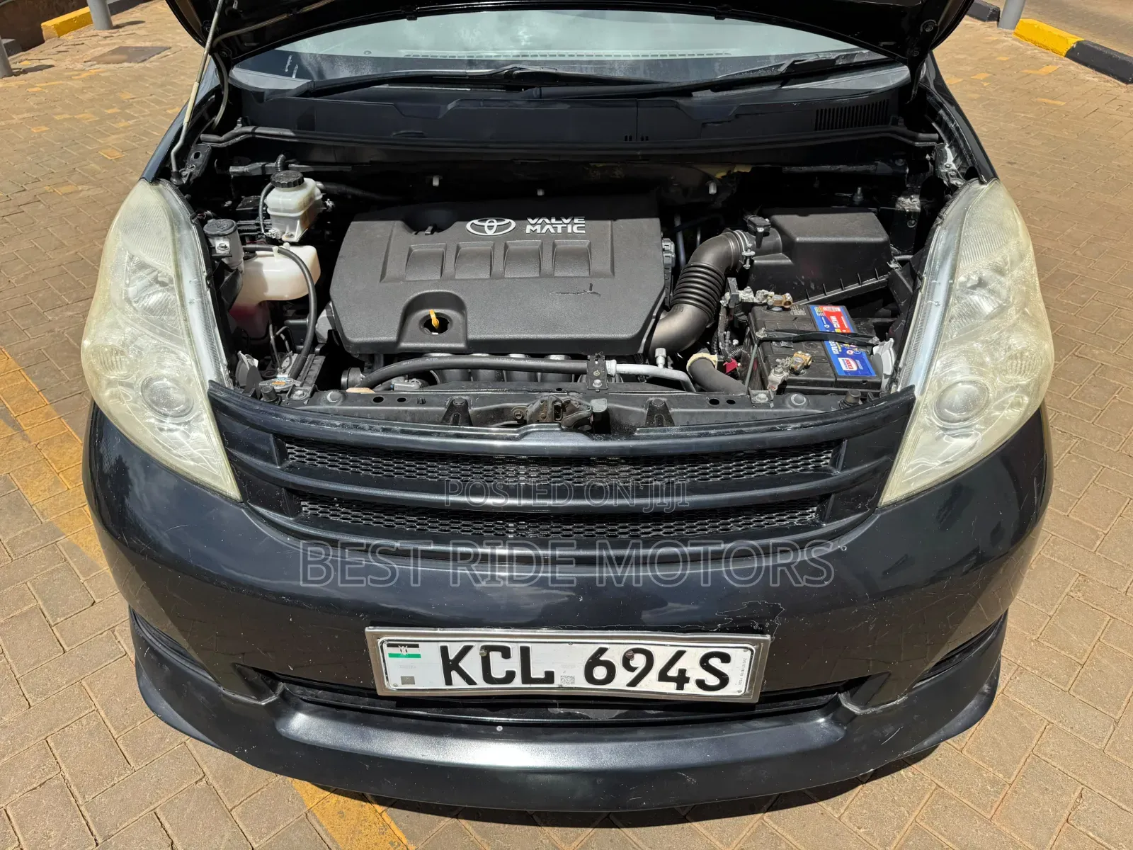 Toyota ISIS 2010 Black