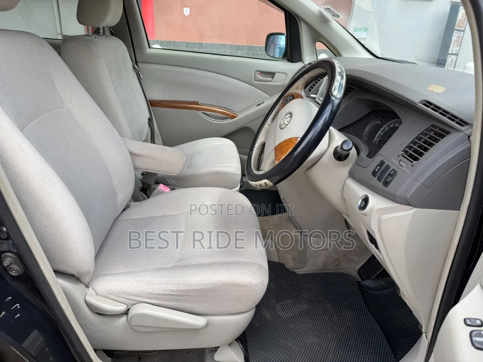 Toyota ISIS 2010 Black