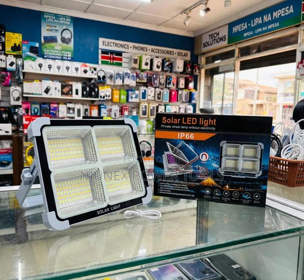 *100W Solar Emergency Rechargeable Light With Replaceable Batteries - thumbnail 2