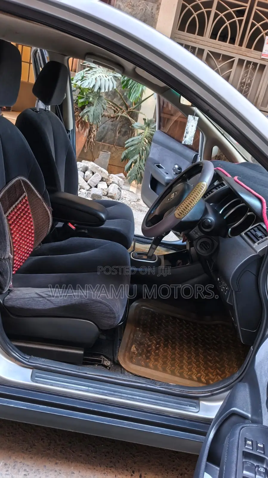 Nissan Tiida 2010 Silver