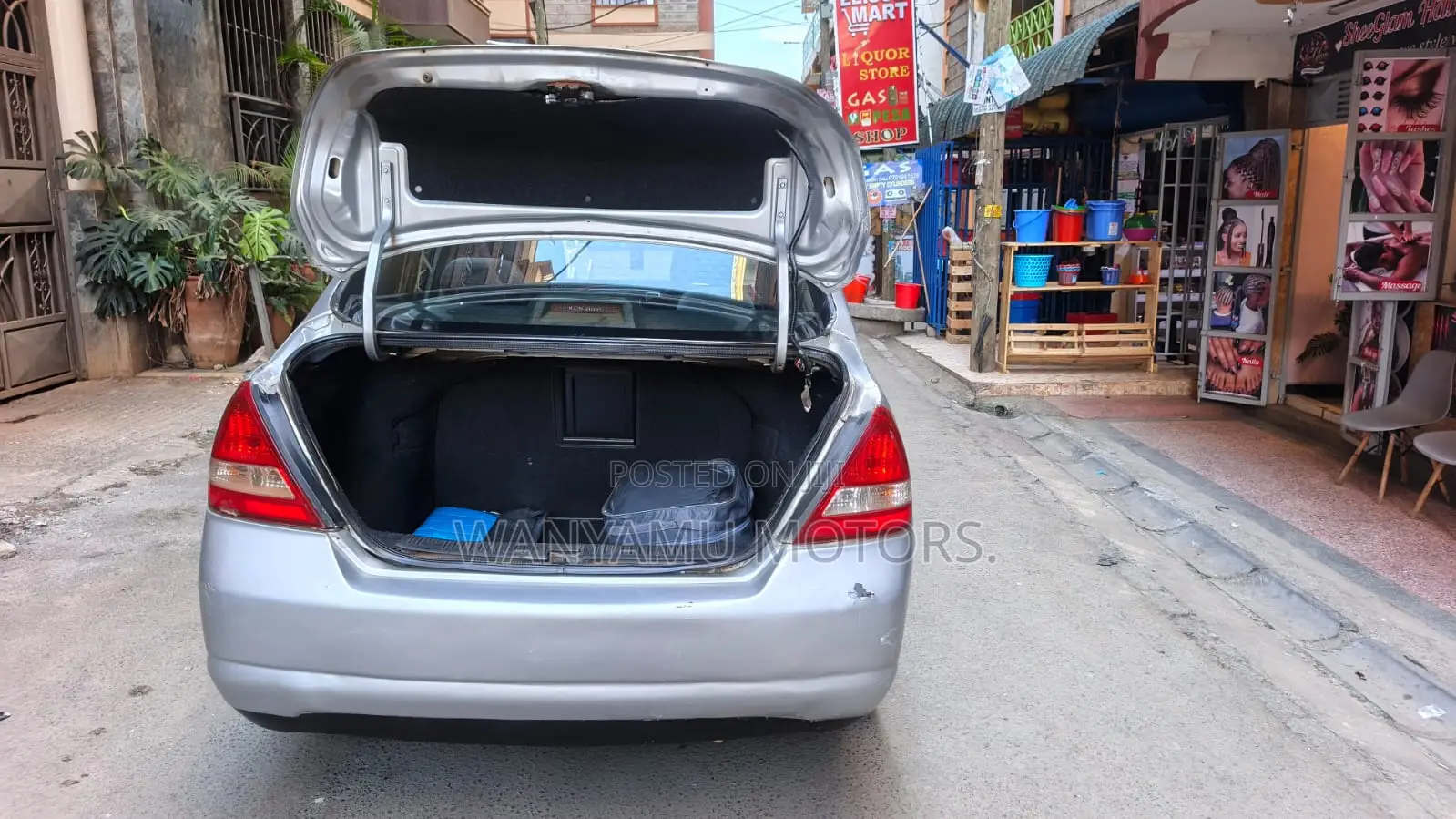 Nissan Tiida 2010 Silver
