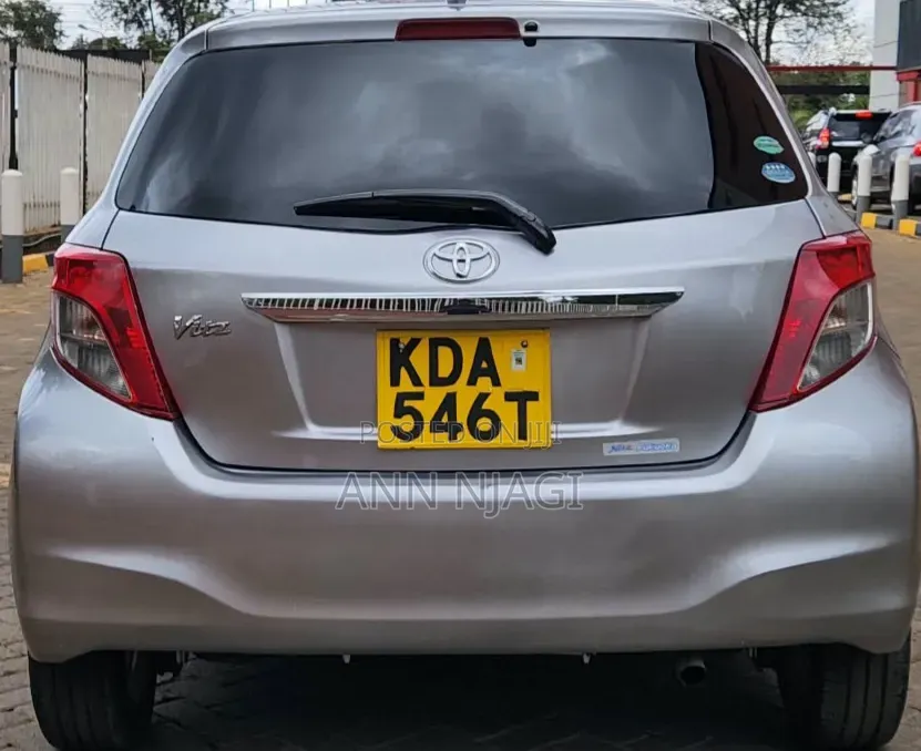 Toyota Vitz 2013 Silver