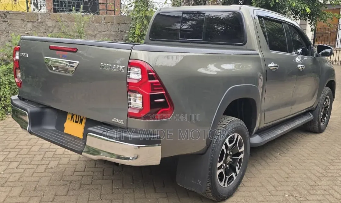 Toyota Hilux 2025 Gold