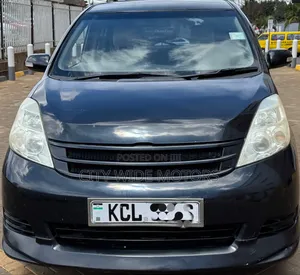 Toyota ISIS 2010 Black