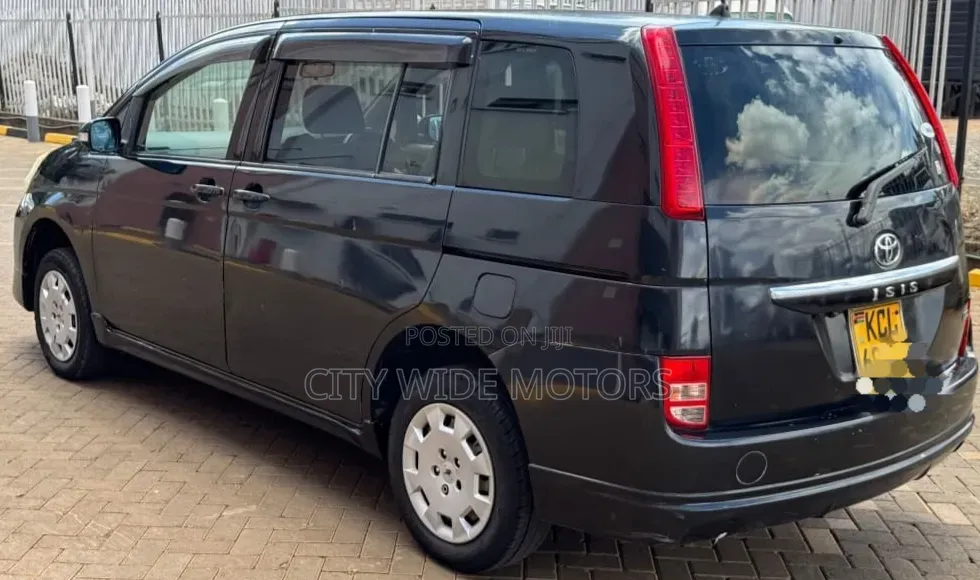 Toyota ISIS 2010 Black