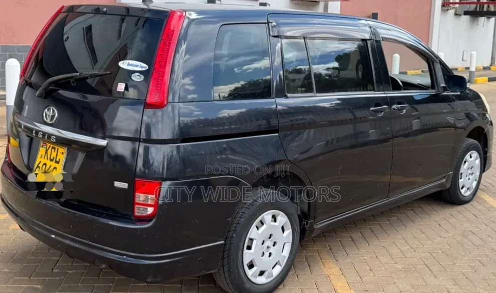 Toyota ISIS 2010 Black