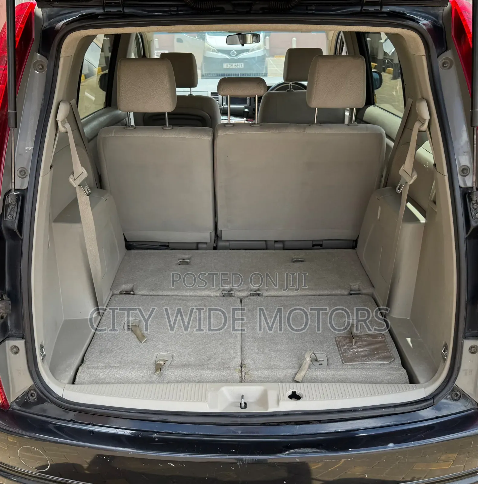 Toyota ISIS 2010 Black