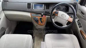 Toyota ISIS 2010 Black