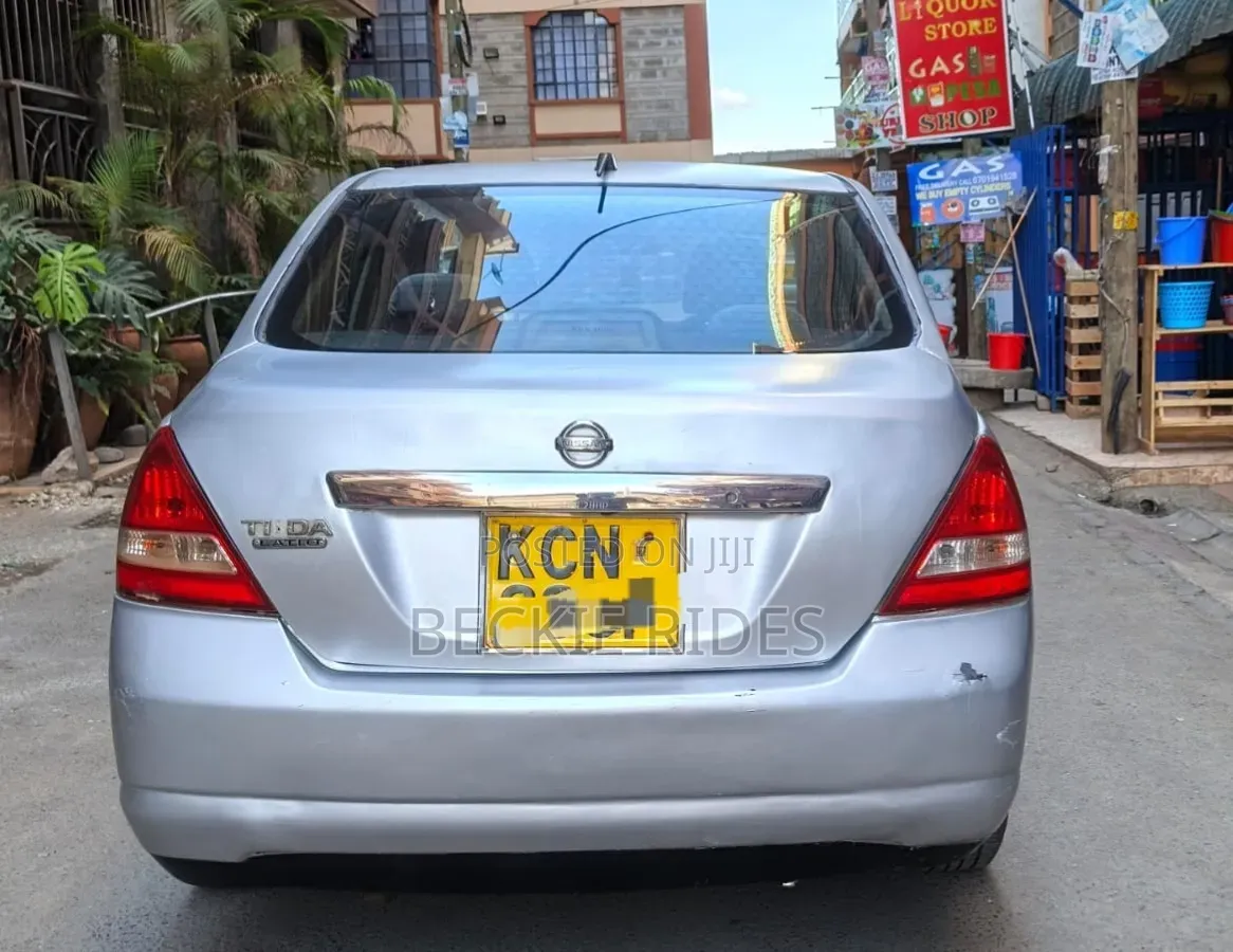 Nissan Tiida 2010 Gray