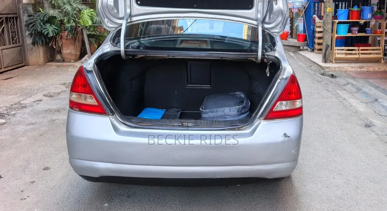 Nissan Tiida 2010 Gray