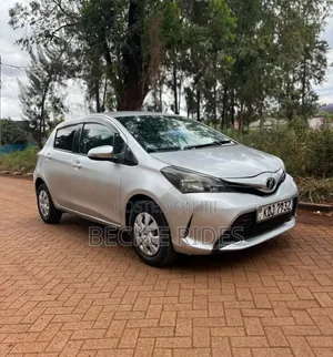 Toyota Vitz 2015 Silver