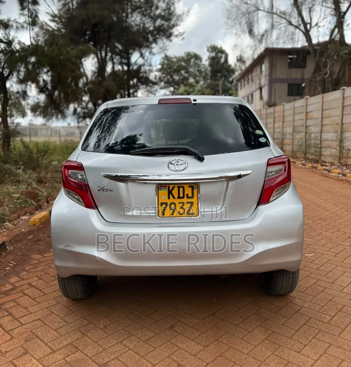 Toyota Vitz 2015 Silver