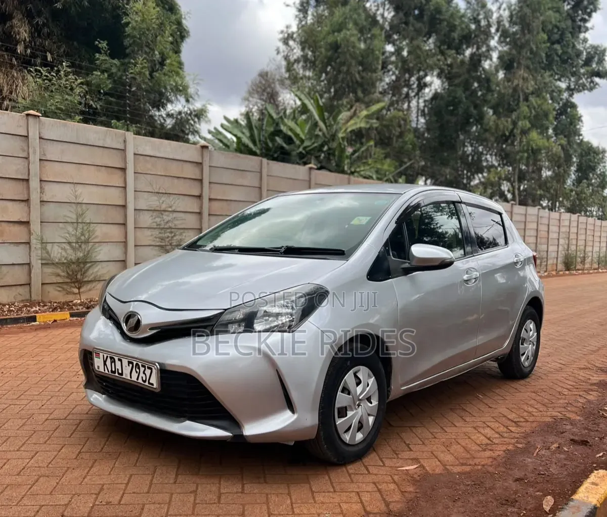 Toyota Vitz 2015 Silver