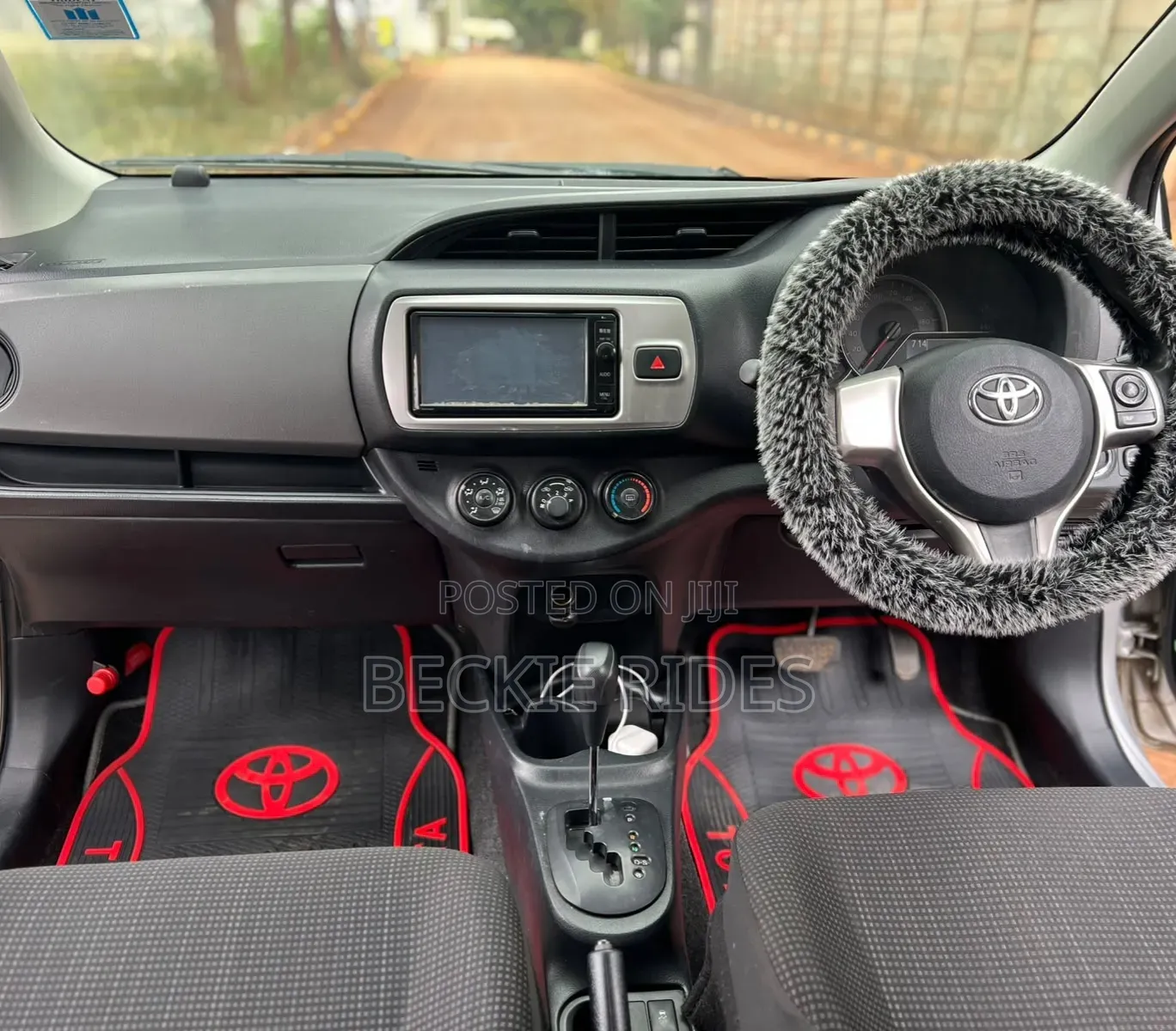 Toyota Vitz 2015 Silver