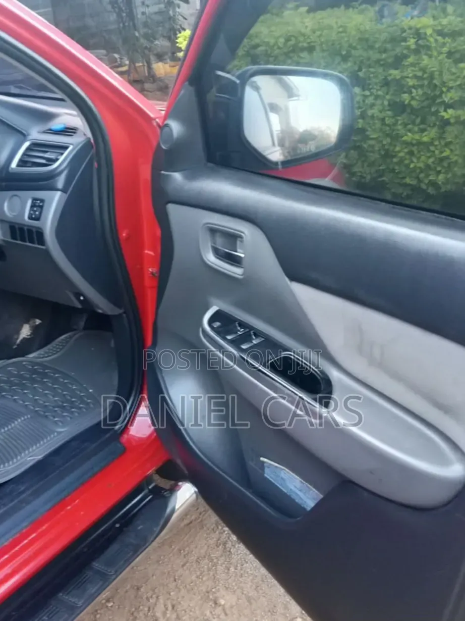 Mitsubishi L200 2015 Red
