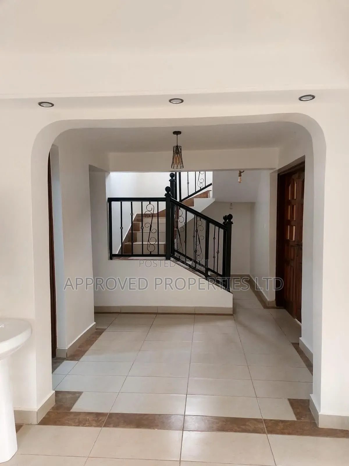 5bdrm Maisonette in Nyali Mkomani for sale