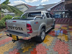 Toyota Hilux 3.0 D-4D 4x4 2013 Silver