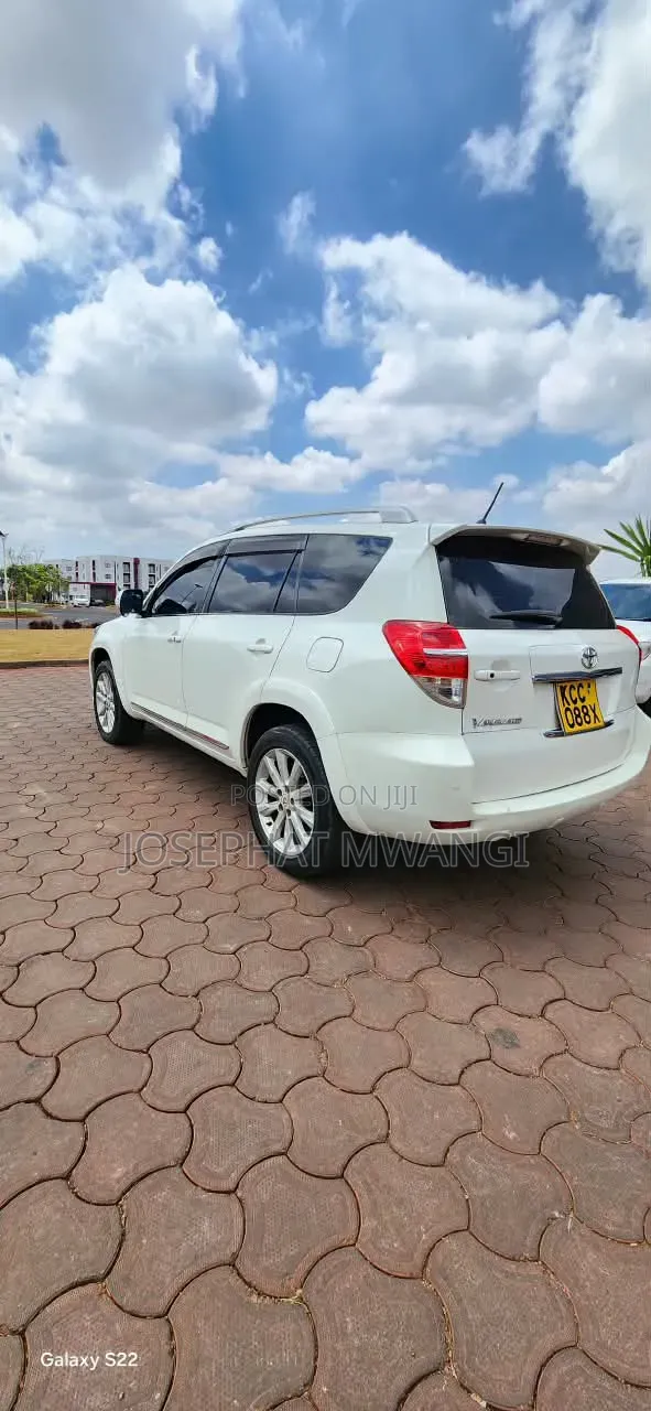Toyota Vanguard 2010 White