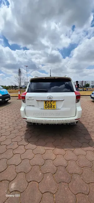 Toyota Vanguard 2010 White