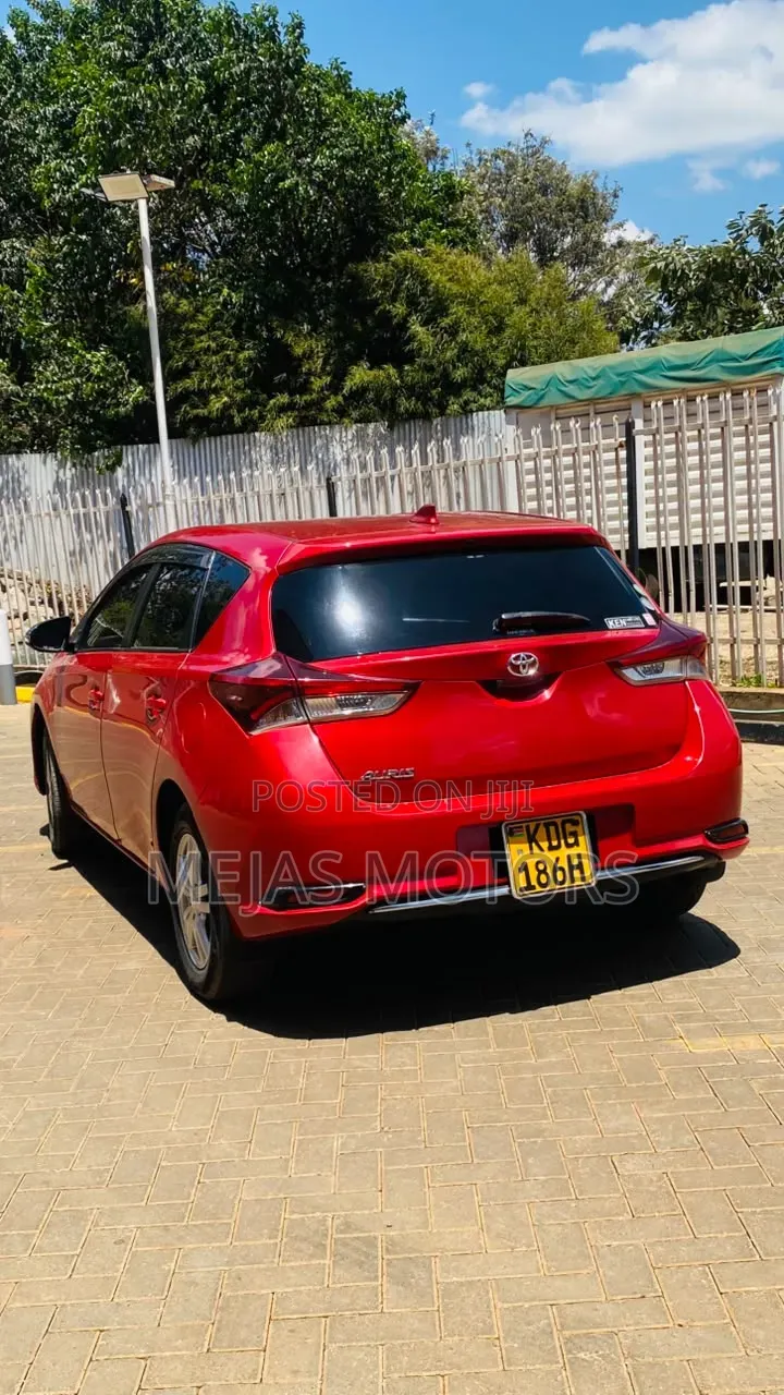 Toyota Auris 2015 Red