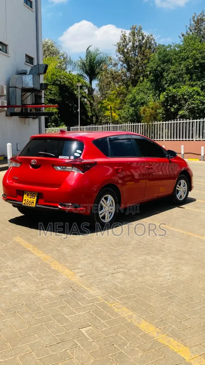Toyota Auris 2015 Red
