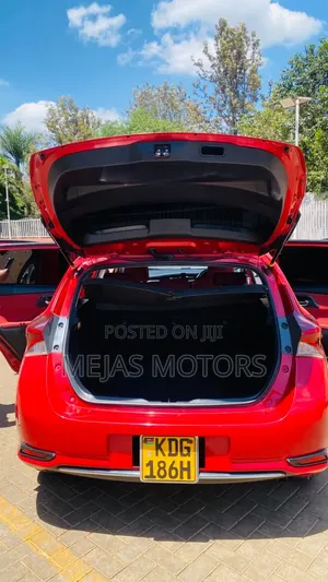 Toyota Auris 2015 Red