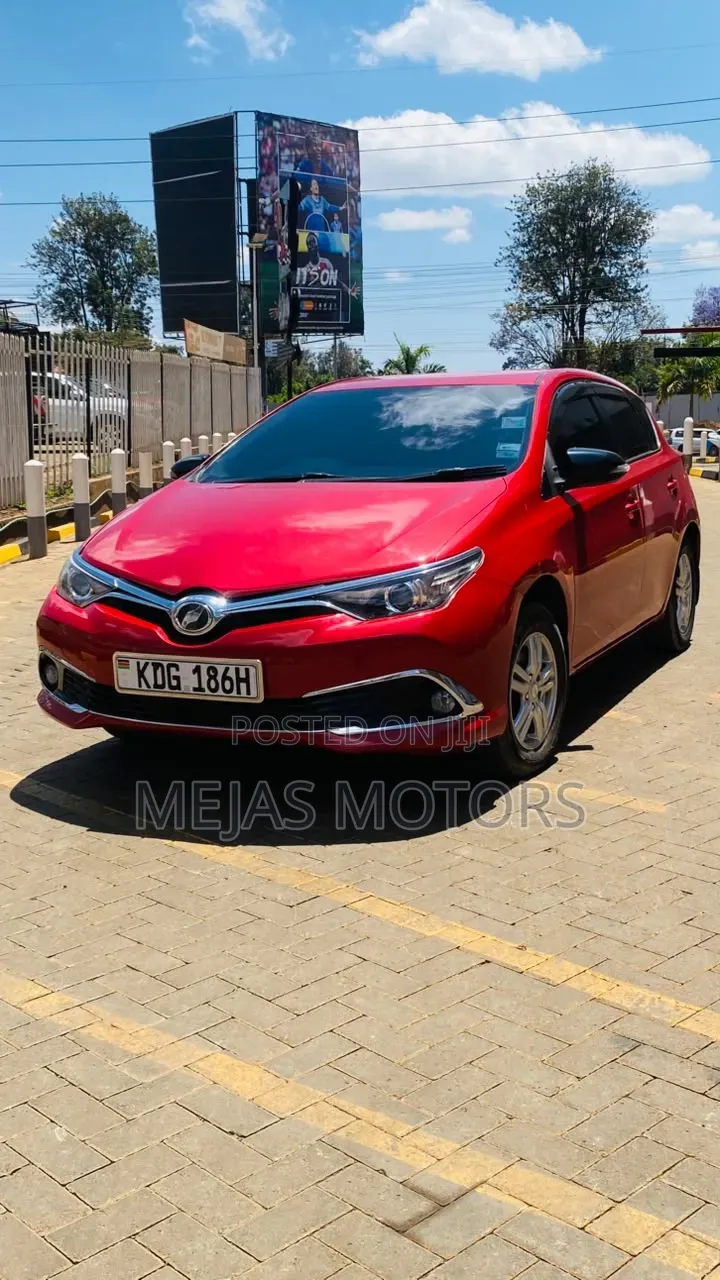 Toyota Auris 2015 Red