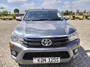 Toyota Hilux 2023 Gray