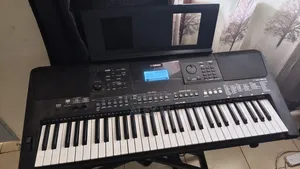 YAMAHA PSR E463 + Sustain Pedal