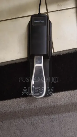 YAMAHA PSR E463 + Sustain Pedal