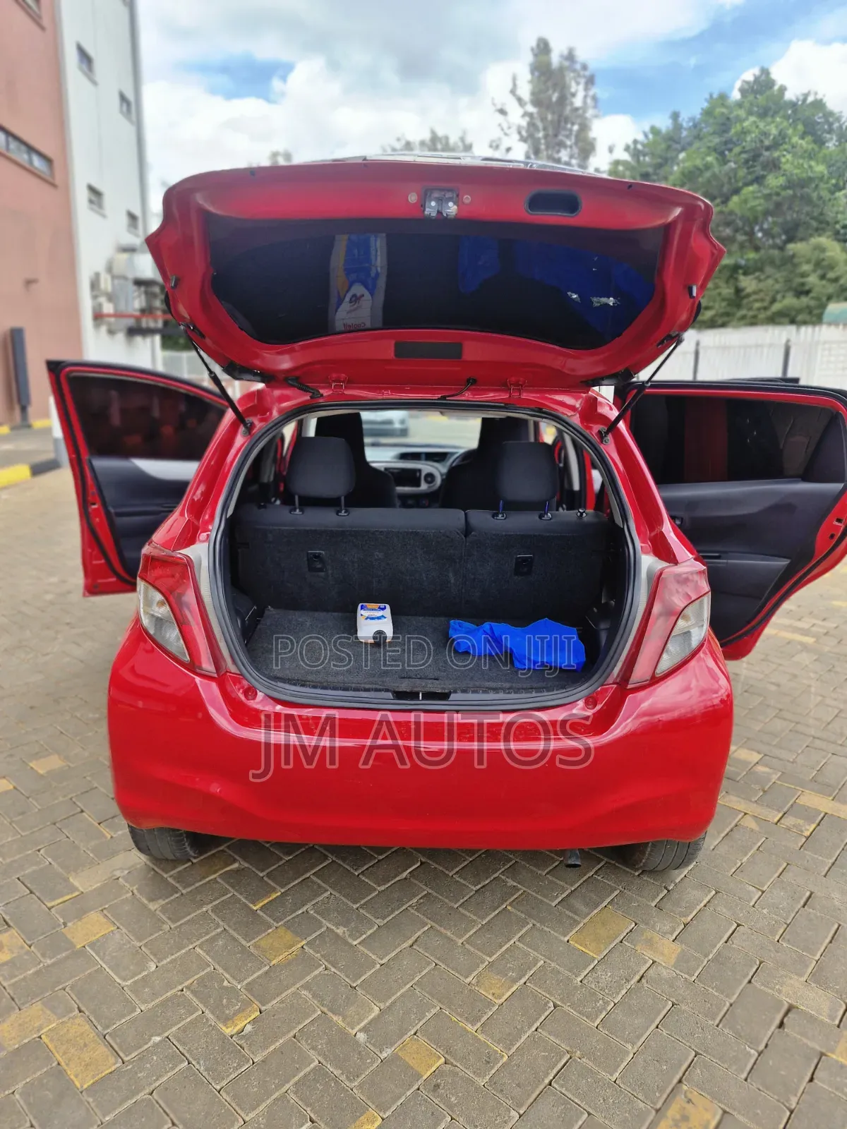 Toyota Vitz 1.3 FWD 5dr 2011 Red