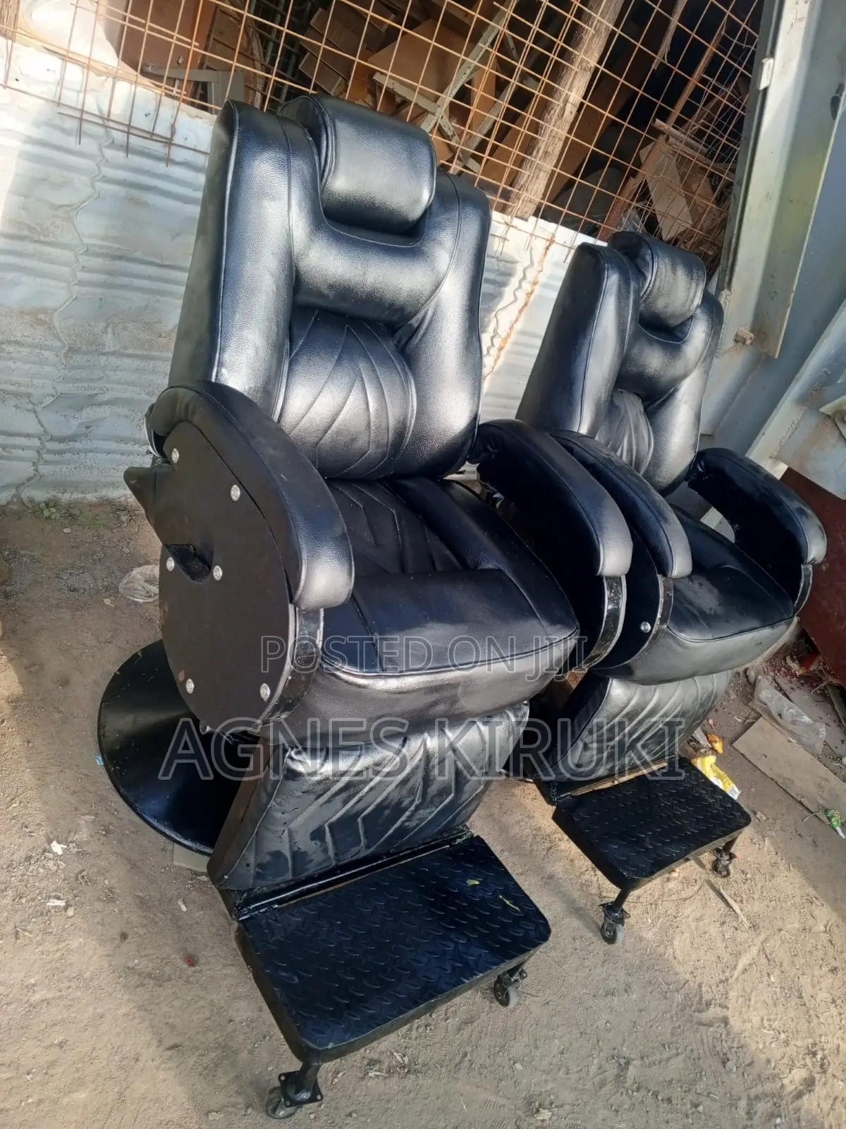 Kinyozi Seat