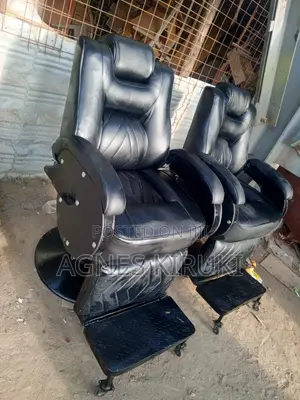 Kinyozi Seat